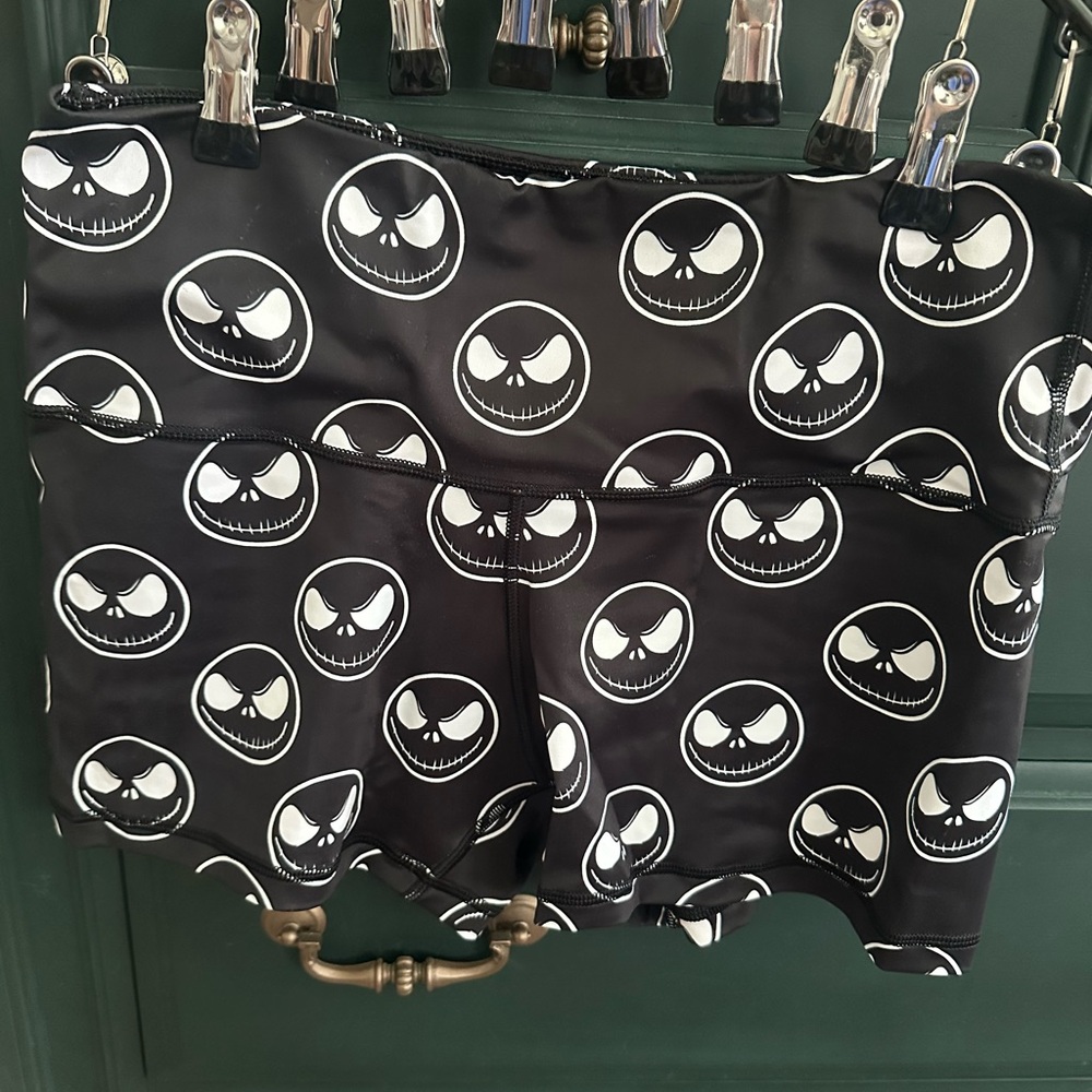 Black Skull Print Women's Athletic Shorts